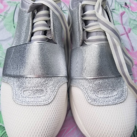 Madden Girl Woman’s Glow Sneakers NWOB 7.5M & 10 - Picture 2 of 7